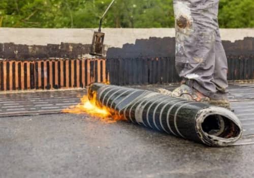 Photographie d'un couvreur sur un chantier d'Étanchéité calandrite par JTC Couverture.